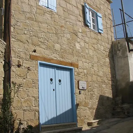 Dolphin And Appartement Tochni