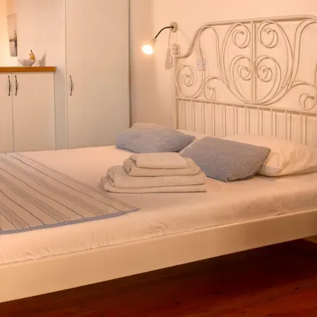 Dolphin And Appartement Tochni