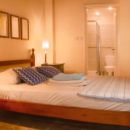 Dolphin And Studios Apartment